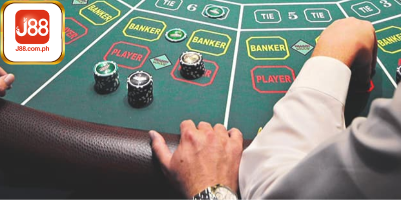 Mỗi bên, Player và Banker, được phát hai lá bài